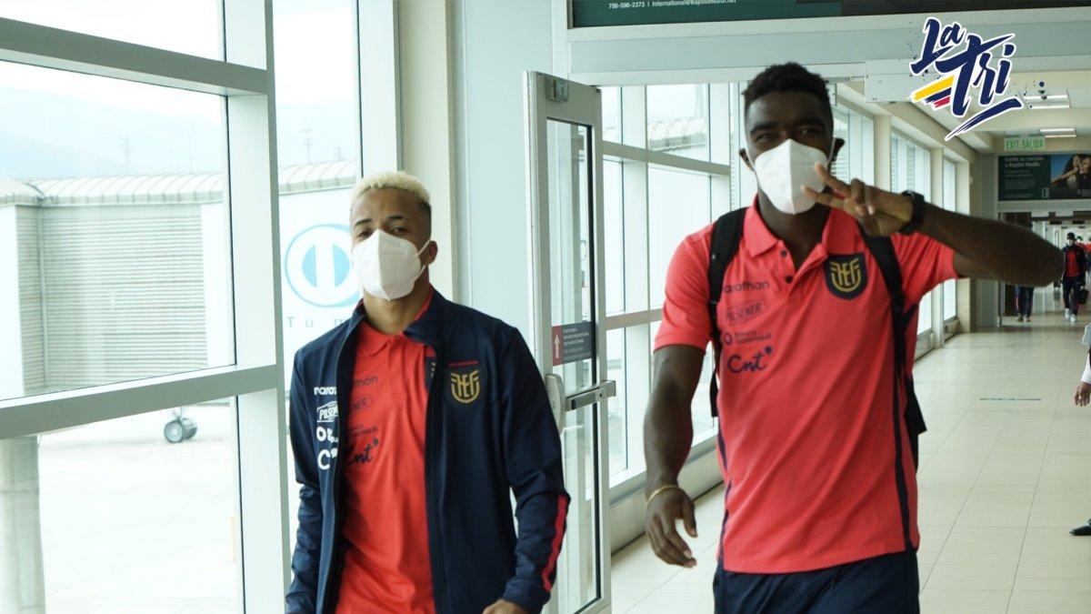 Byron Castillo y Michael Carcelén, seleccionados de Ecuador, previo a su viaje a Paraguay.