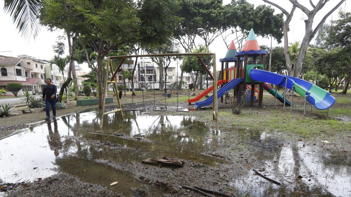 Uno de los parques de La Garzota que luce descuidado. La comunidad no puede hacer uso de este.