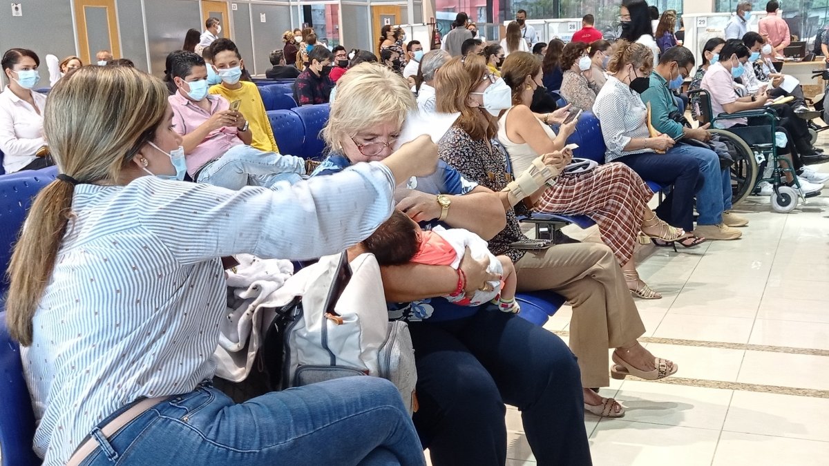 Reclamo. Katherine Matute, quien se encontraba en el Gobierno Zonal, tuvo que ventilar a su bebé con los documentos para paliar la molestia.