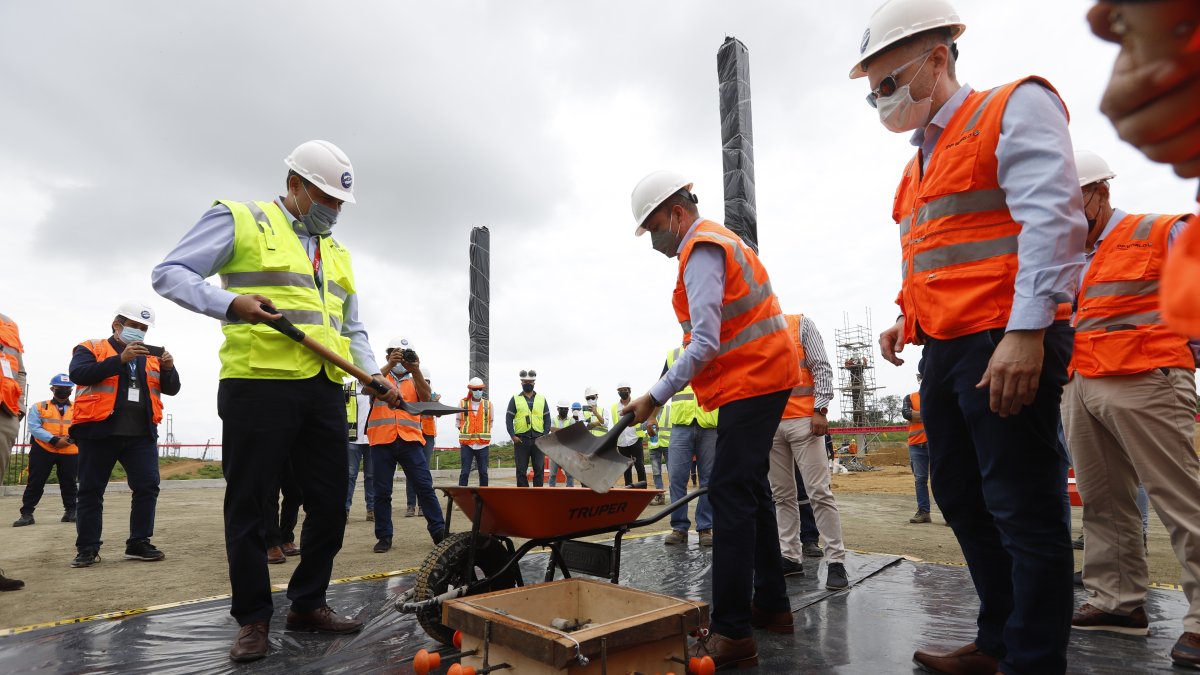 Directivos de la empresa y autoridades colocaron la primera piedra de lo que será el primer parque industrial.