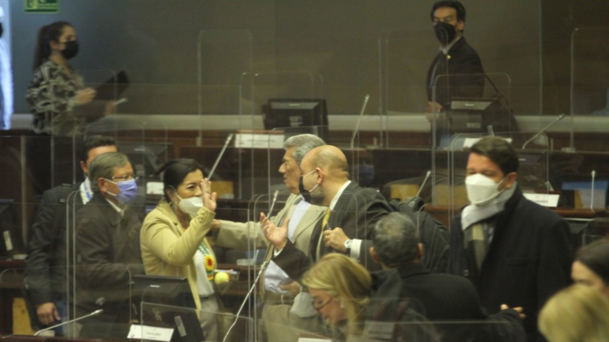 Presidenta. Guadalupe Llori (aquí saludando con socialcristianos y gobiernistas) suspendio la sesión hasta el jueves a las 13:00.