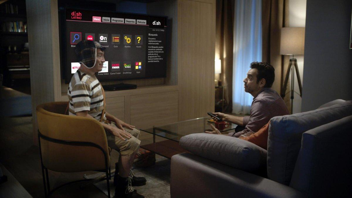 Fotografía cedida hoy por Dish Latino que muestra un comercial de la empresa donde aparece el actor y productor mexicano Eugenio Derbez (d) junto al personaje del Chavo del Ocho que creó Roberto Gómez Bolaños en la década de los 70.