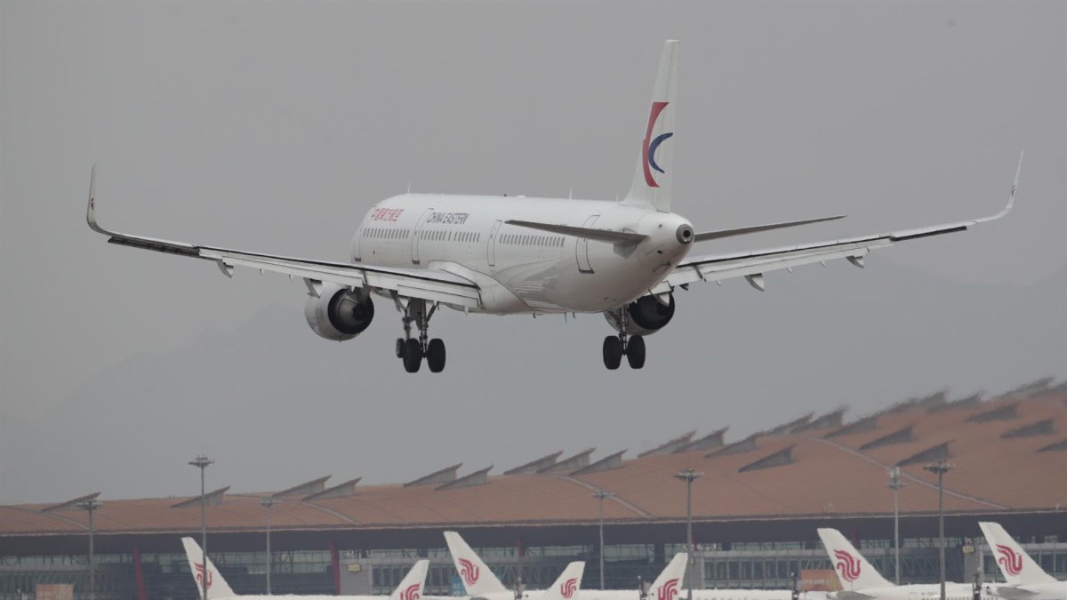 Un avión de la compañía China Eastern Airlines de dispone a aterrizar en el aeropuerto internacional de Pekín.