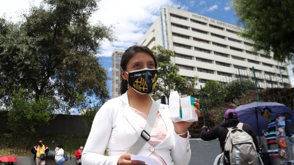 Quito. Una paciente del Hospital Eugenio Espejo muestra la receta que cada mes debe tomar. Cuando el Hospital no tiene debe comprar con su dinero.