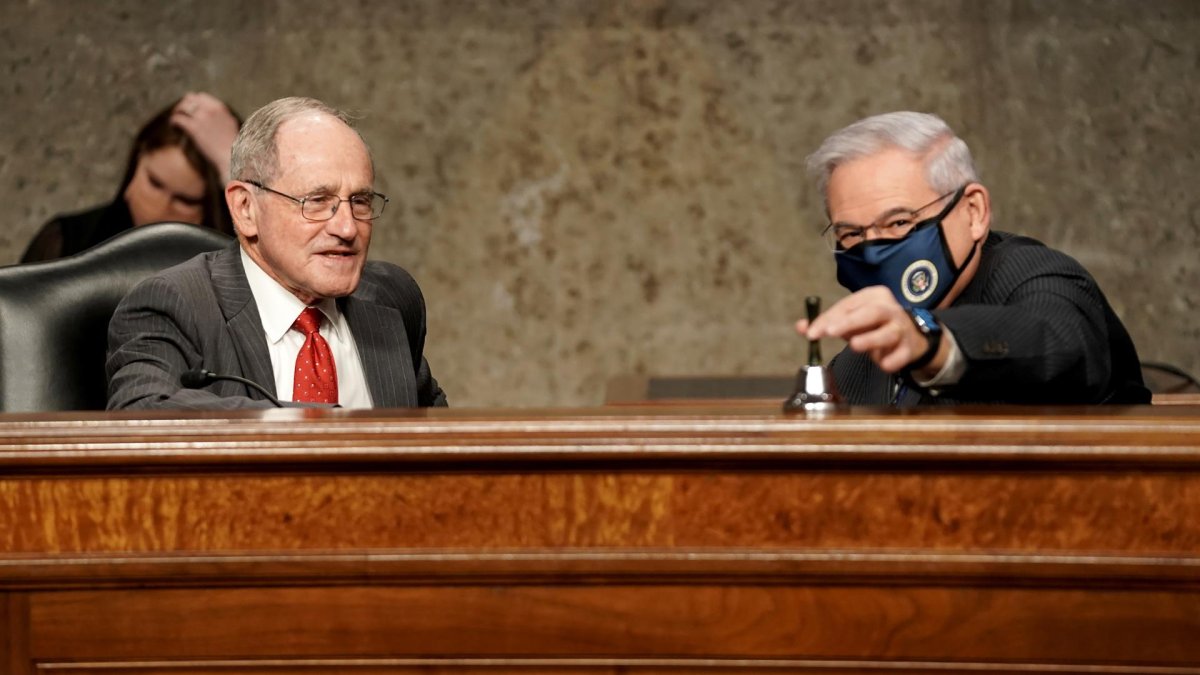 El presidente del comité de Relaciones Exteriores, el senador demócrata Bob Menéndez (d), junto al republicano de mayor rango en el comité de Exteriores, Jim Risch (i).