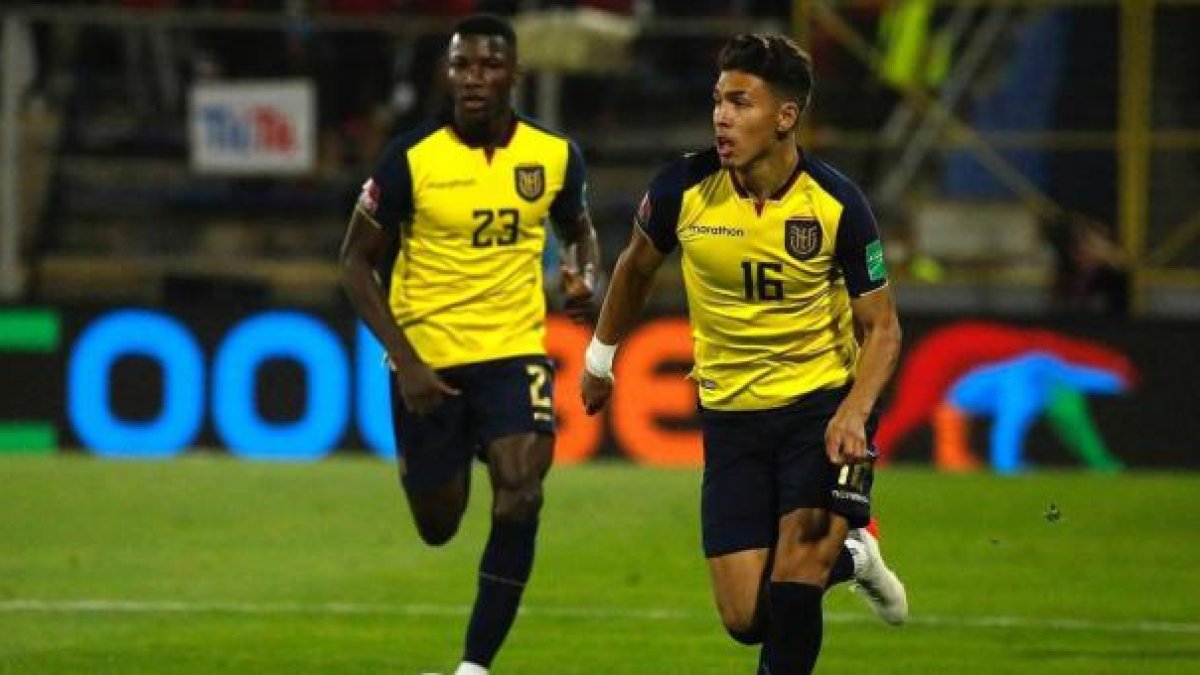 Jeremy Sarmiento (derecha) es uno de los más opciones para jugar por ese costado.