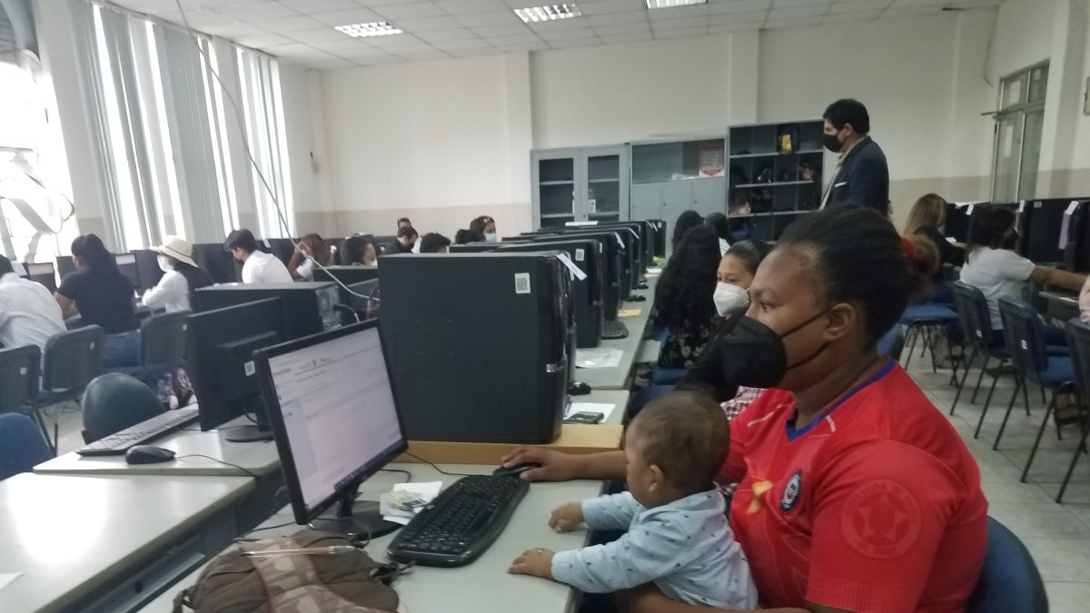 Con su hijo de meses en brazos, Liliana Angulo acudió a rendir la prueba Transformar en un centro ubicado en la Universidad de Guayaquil, este miércoles 23 de marzo.