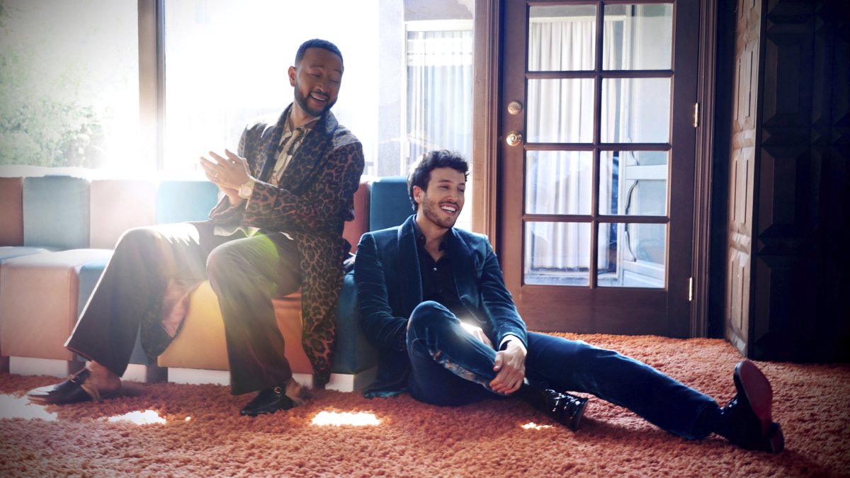 Durante la creación de la nueva versión de Tacones Rojos, Yatra y Legend se juntaron para hacer la traducción de algunas partes del tema y crear nuevos versos