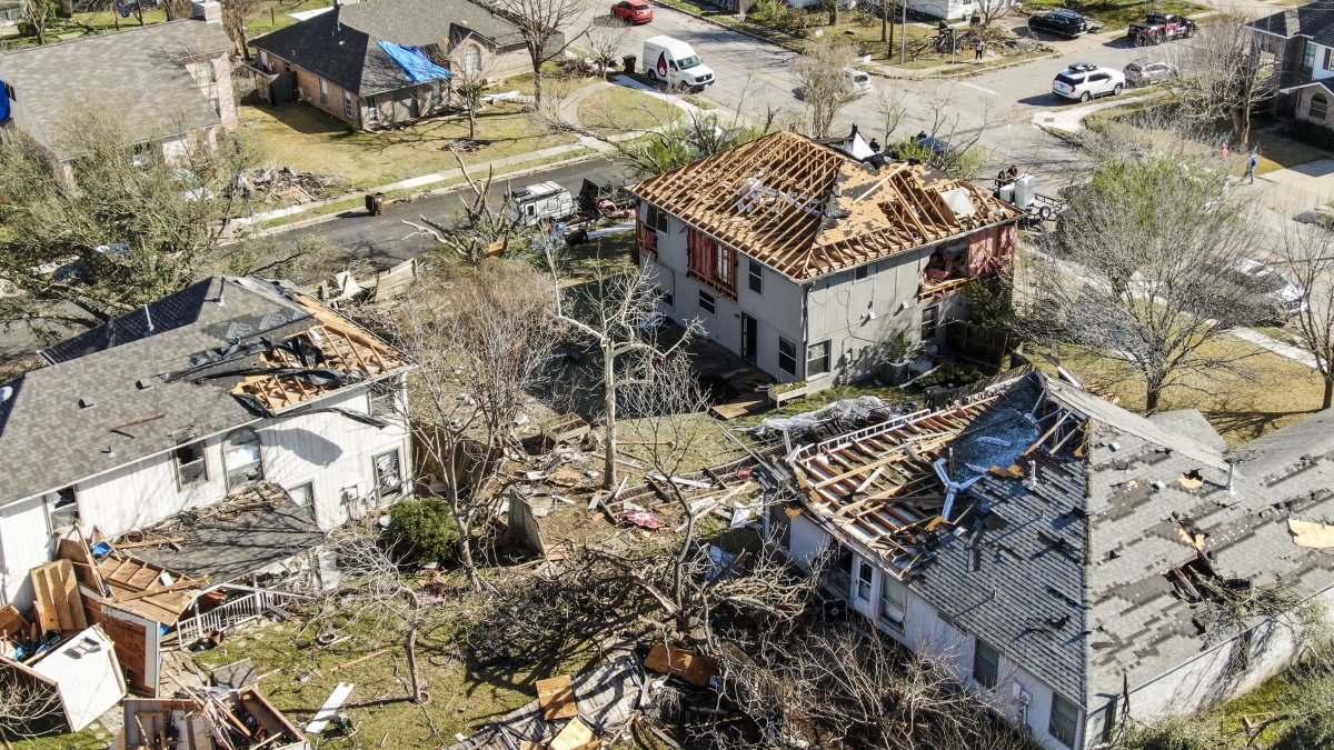 Foto aérea hecha con un dron que muestra casas dañadas después de que una serie de tornados pasara por Round Rock, Texas, EEUU, el 22 de marzo de 2022. EFE/