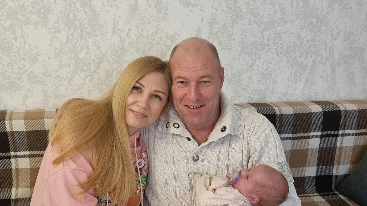 Oksana y Gero Berndt, residentes en Alemania, con Amy, nacida en Kiev, en vientre de alquiler.