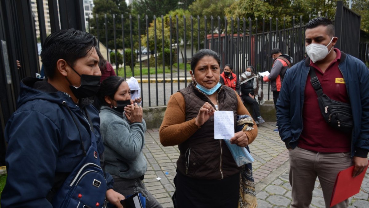 Pendientes. Familiares de los heridos por el desperfecto del juego mecánico permanecen afuera del hospital.