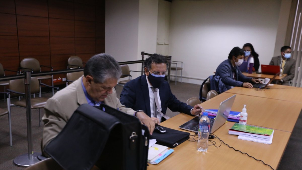 Diligencia. El excontralor Pablo Celi y su abogado Marcelo Ron durante el último intento por instalar el juicio.