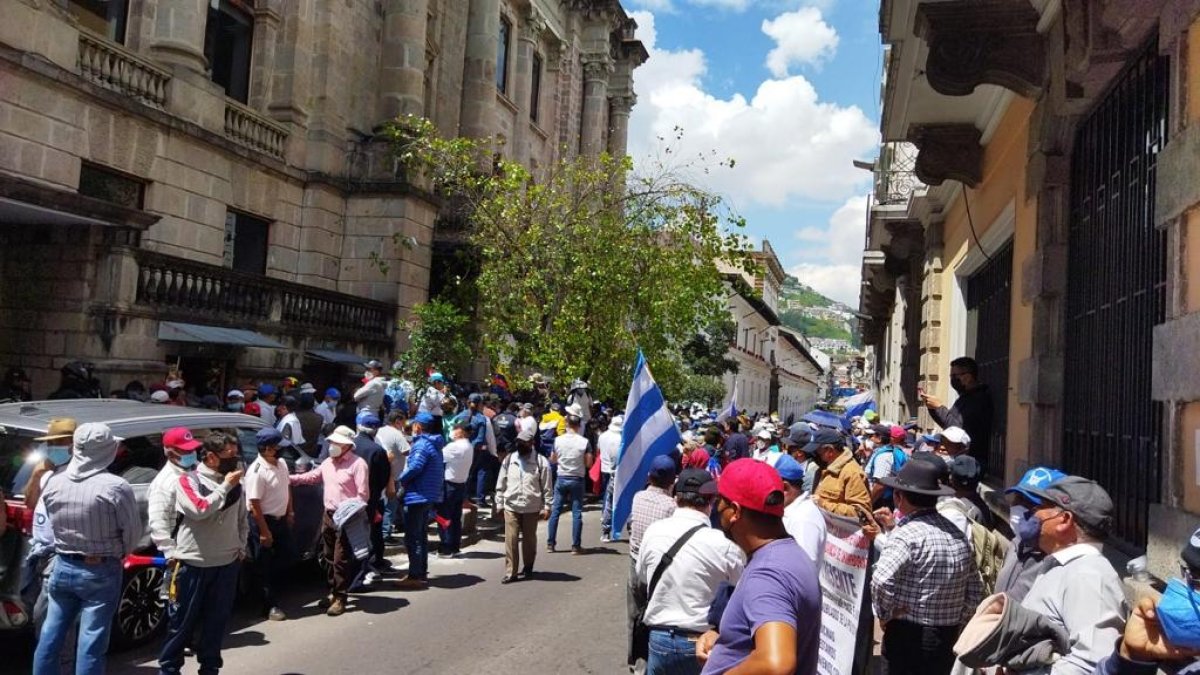 Acción. Uniformados retirados llegaron con pancartas y banderas.