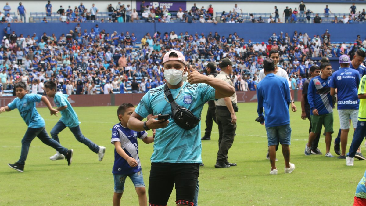 Después del partido contra Delfín, los hinchas de Emelec se metieron a la cancha para tomarse fotografías y pedir autógrafos a los jugadores