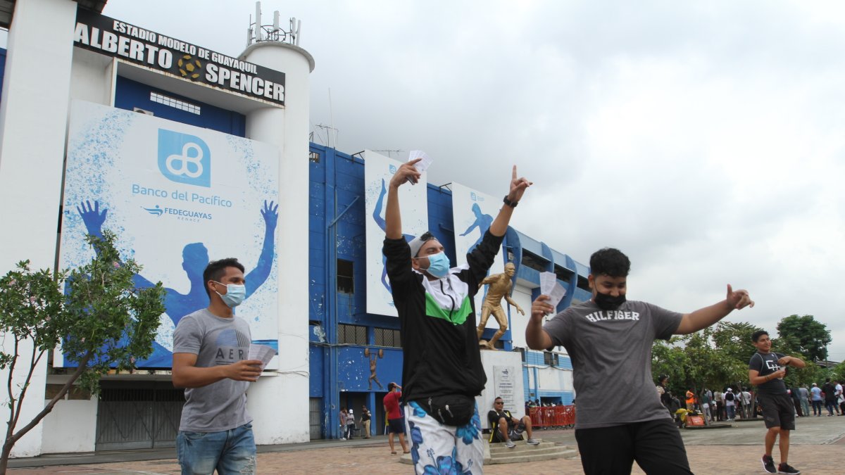 El pasado 14 de marzo los hinchas llegaron masivamente a comprar los boletos. Entonces solo estaba permitido el 75 % del aforo.