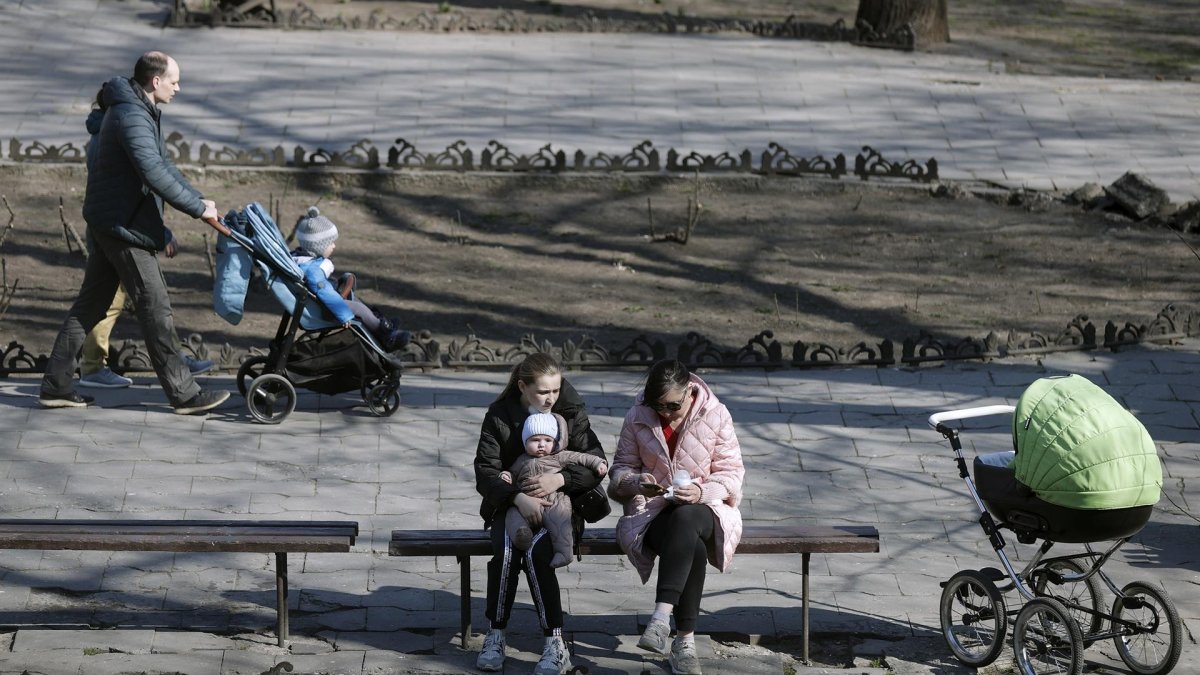En la imagen varias personas pasean y disfrutan del sol y las temperaturas primaverales en la avenida Oleksandrivs'kyi de Odesa.
