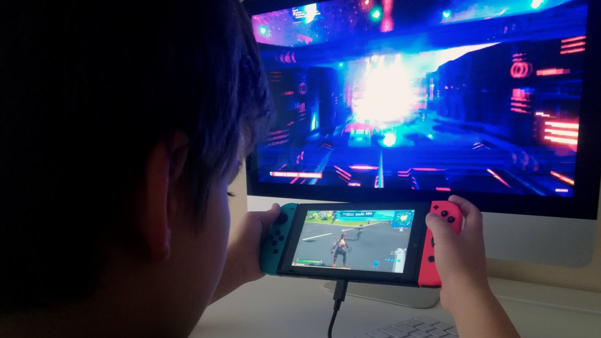Un niño juega una partida de Fortnite en foto de archivo.