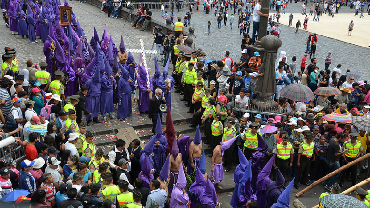 Inicio de la procesión de Jesús del Gran poder en el Centro Histórico.