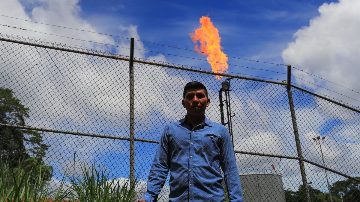 Vista de un líder indígena frente a un mechero cerca de su comunidad, en Francisco de Orellana, en la Amazonía (Ecuador), en una fotografía de archivo.