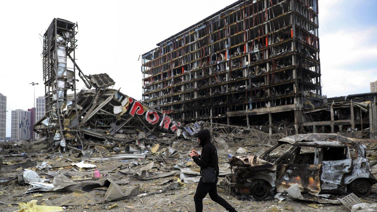 La imagen parece un rodaje de películas post apocalípticas con cientos de coches quemados hasta el esqueleto, tras los ataques rusos. NUNO VEIGA /