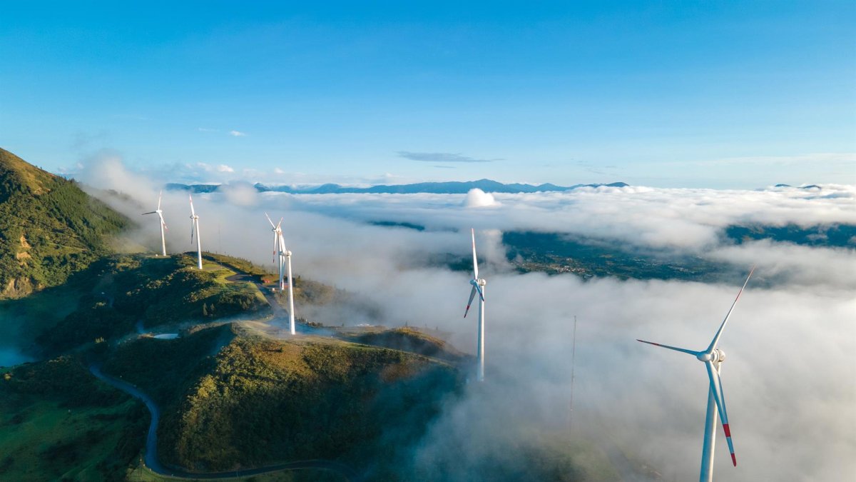 Fotografía cedida por la Universidad Técnica Particular de Loja que muestra un aerogenerador, en la ciudad de Loja (Ecuador).