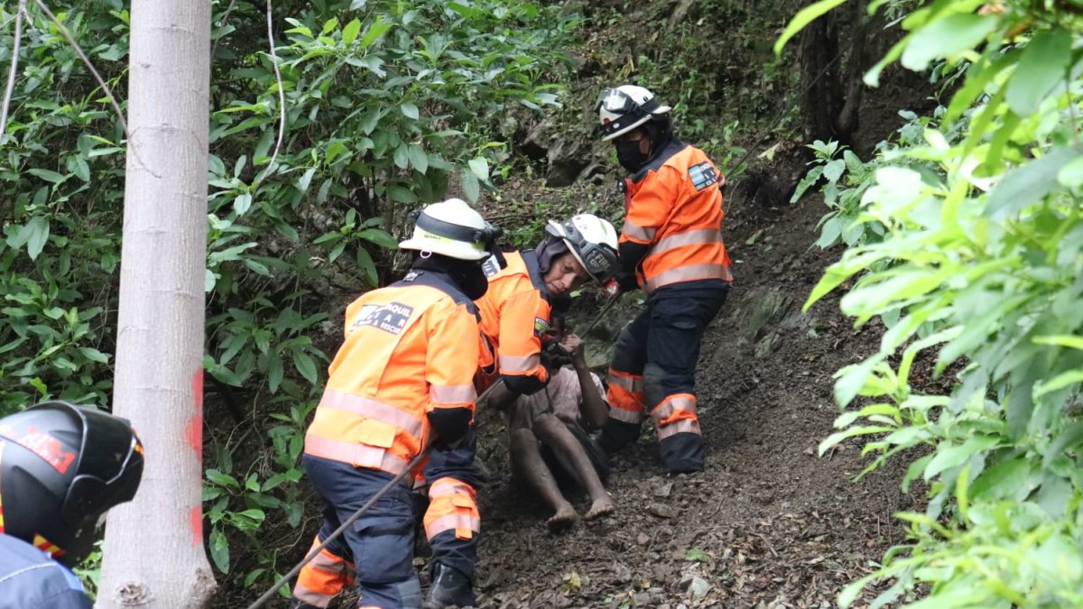 Miembros del Cuerpo de Bomberos de Guayaquil rescataron al joven que se arrepintió de suicidarse.