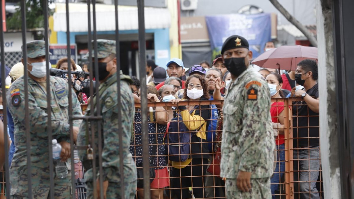 Desde horas de la madrugada, los jóvenes acompañados de sus familiares, se agruparon en largas filas para realizar el acuartelamiento