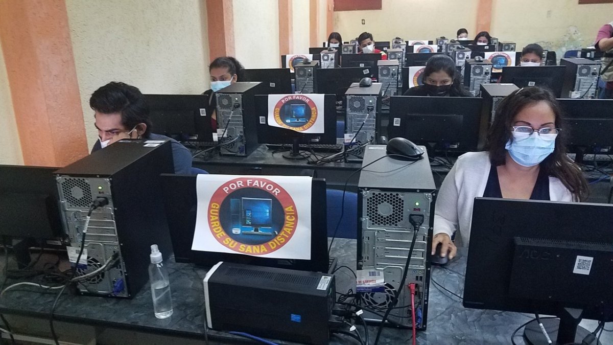 Más de 20 mil aspirantes darán la prueba en sedes físicas. El resto en sus domicilios.