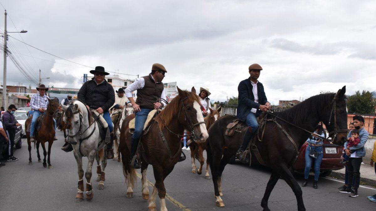 Los chagras de diferentes partes de la zona centro volvieron a concentrarse para el desfile En Ambato. / Yadira Illescas