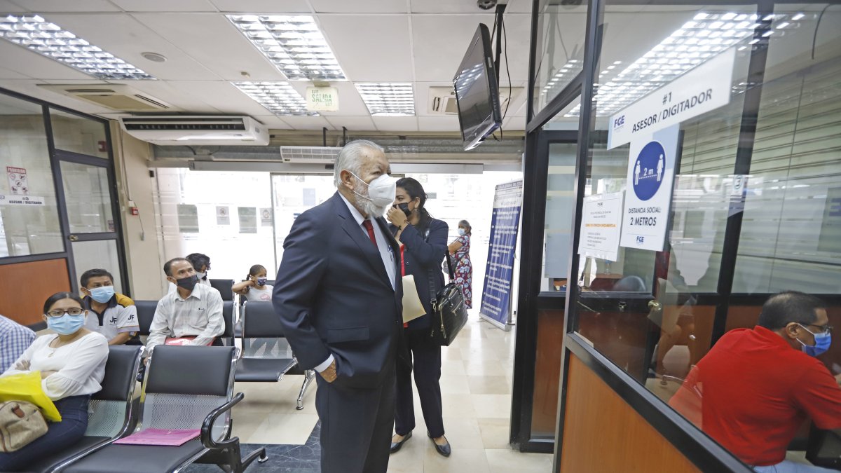 El analista político y subdirector de diario Expreso, Francisco Huerta, acudió ayer a la Fiscalía del Guayas.