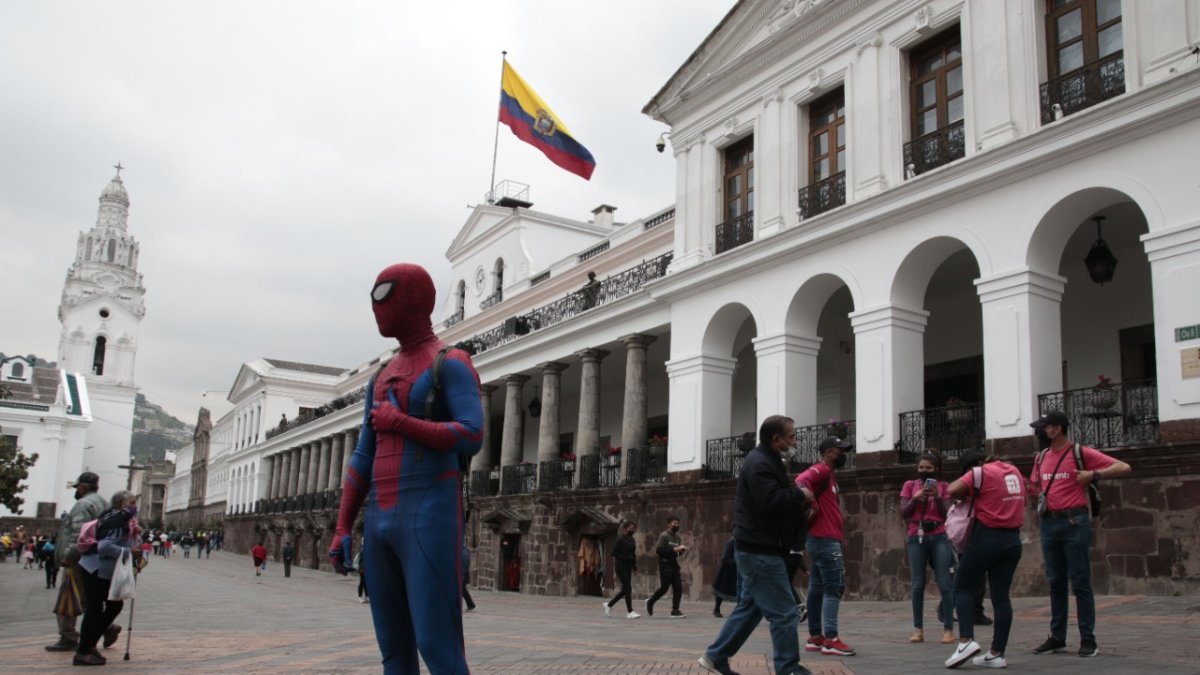 Situación. Los ciudadanos continuaron ayer con sus actividades, ajenos a lo que se discutía al interior de Carondelet.