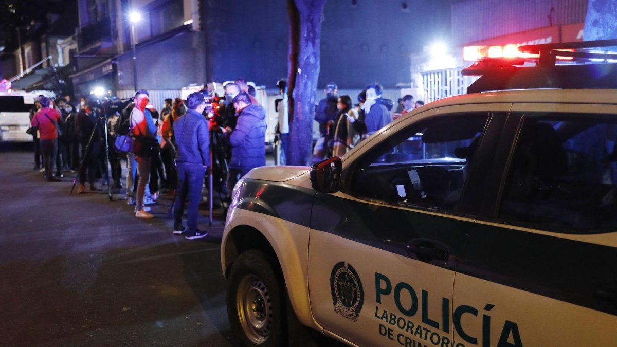 Policía, medios de comunicación y seguidores de la banda Foo Fighters acuden a las afueras del hotel Casa Medina donde fue encontrado el cuerpo sin vida del baterista de la agrupación, Taylor Hawkins, ayer en Bogotá (Colombia).