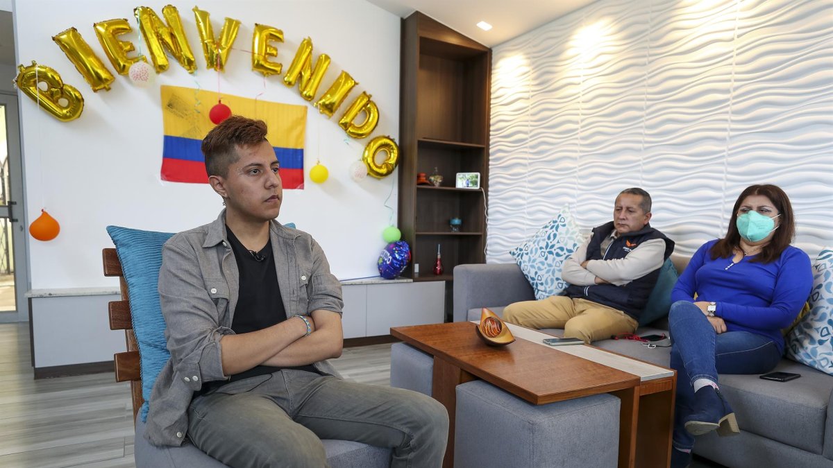 El ecuatoriano Diego Moncayo (i), habla en una entrevista a EFE acompañado por sus padres Jeaneth Mendoza (d) y Raúl Moncayo, el 25 de marzo de 2022, en Quito (Ecuador).