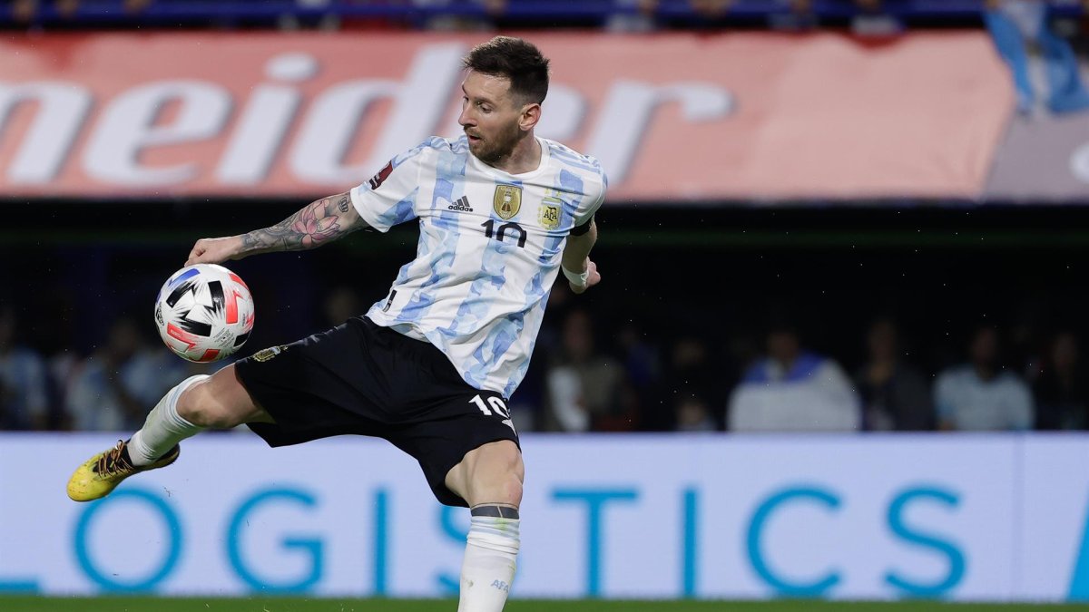Lionel Messi, atacante de la selección de fútbol de Argentina, fue registrado este viernes la patear un balón para anotarle un gol a Venezuela, durante un partrtido de las eliminatorias sudamericanas al Mundial FIFA de Catar 2022, en el estadio La Bombonera, en Buenos Aires (Argentina).