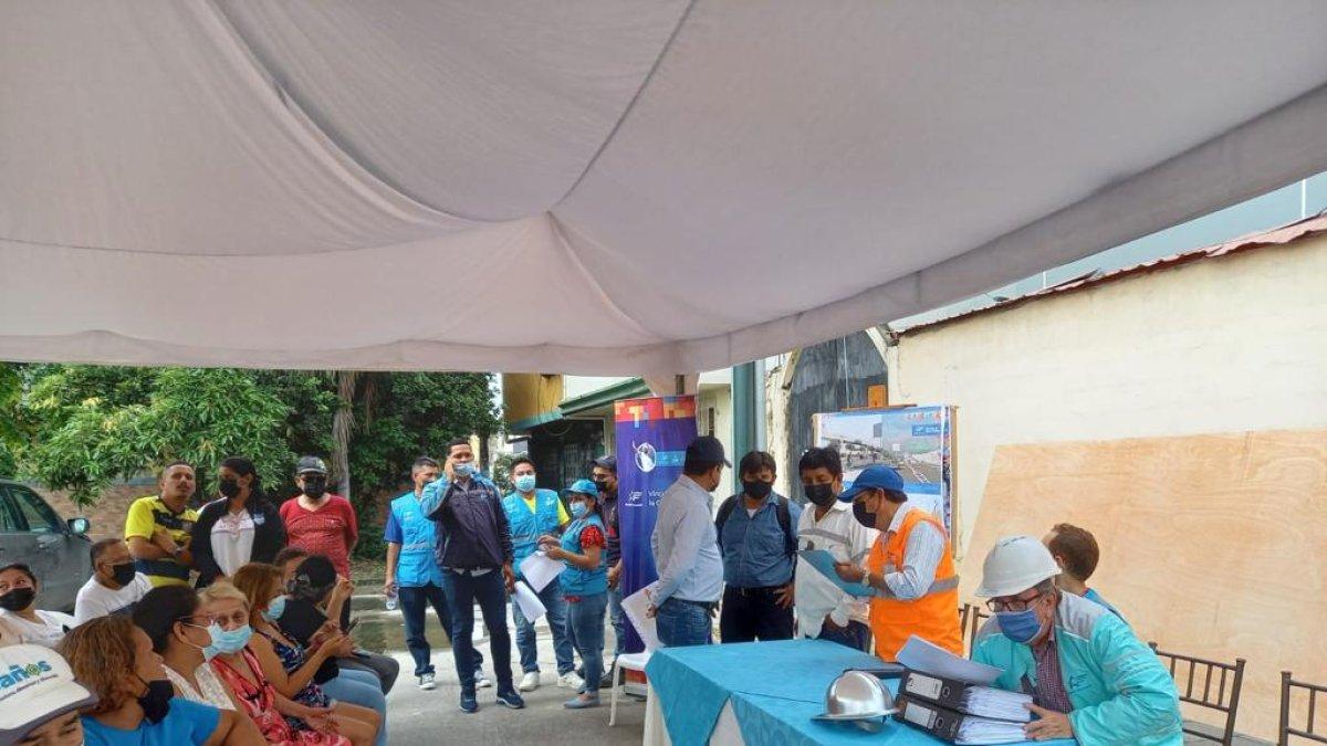 Personal municipal socializó con moradores del sector detalles de la construcción del nuevo puente.
