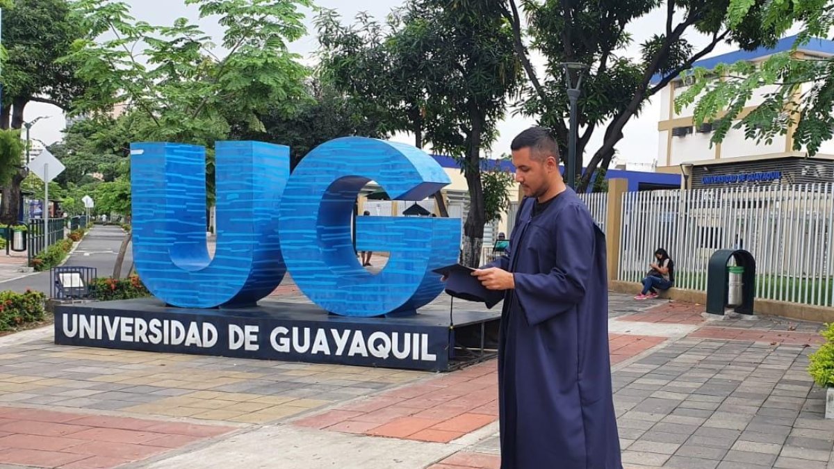 Frustración. Estudiantes aseguran perder oportunidades laborales y académicas por las trabas administrativas.