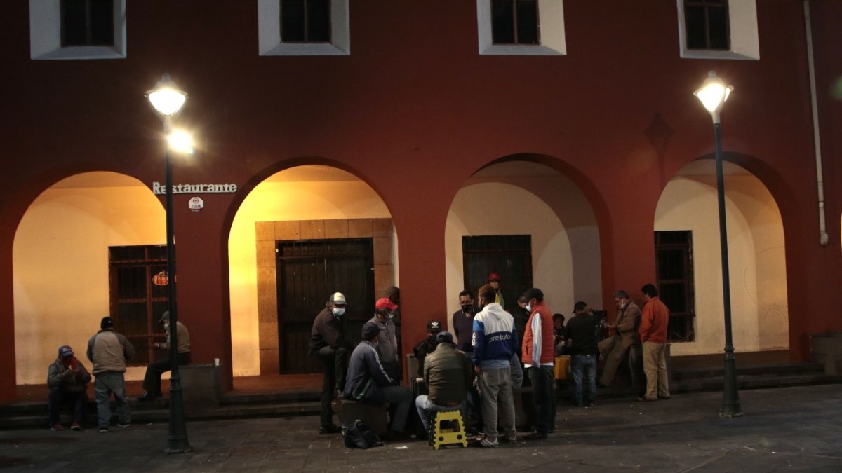 Diversión. Decenas de jubilados comparten partidas de naipes en la plaza Sebastián de Benalcázar, en Quito.