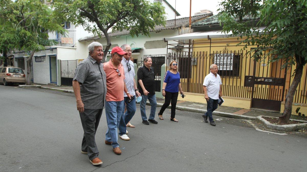 Nostalgia. Moradores del barrio Orellana recorren el barrio y recuerdan los sellos característicos de la zona. 