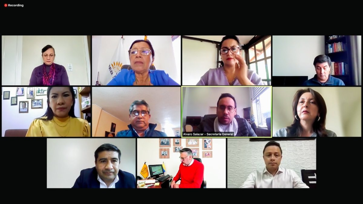 Sesión. Más de una hora esperó la presidenta de la Asamblea Guadalupe Llori para instalar la sesión.