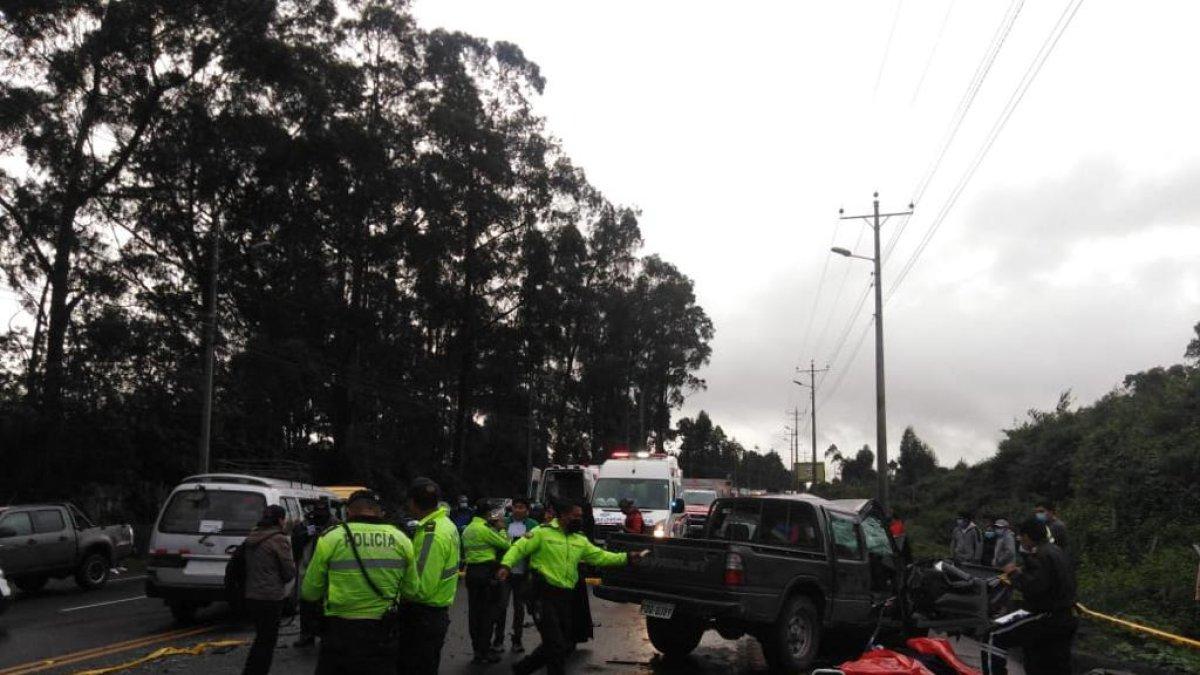 Asistencia. Miembros de la Policía acudieron al sitio del siniestro. El tránsito vehicular se complicó la tarde este sábado.