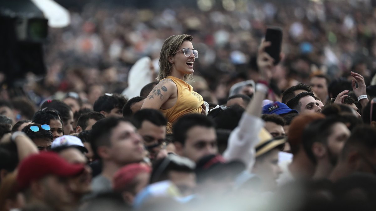 Asistentes disfrutan del concierto de la cantante brasileña Pabllo Vittar durante el Festival Lollapalooza