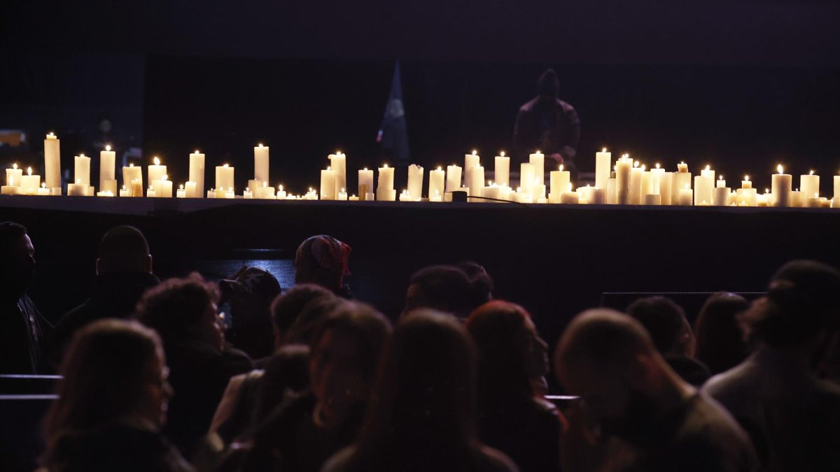 Un grupo de seguidores fue registrado este sábado al lamentar la muerte del baterista de la banda de rock Foo Fighters, Taylor Hawkins, durante el desarrollo del Festival Estéreo Picnic, en Bogotá (Colombia).