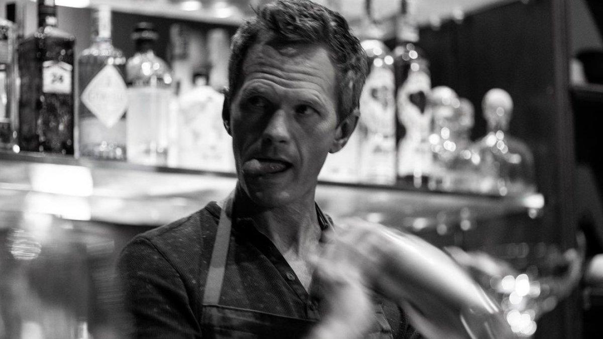 El actor creó y mezcló cocteles.