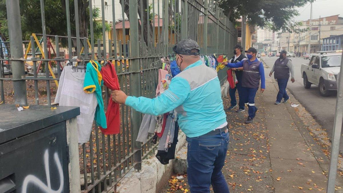 Acción. El Municipio retiró ropa colgada por migrantes e indigentes.