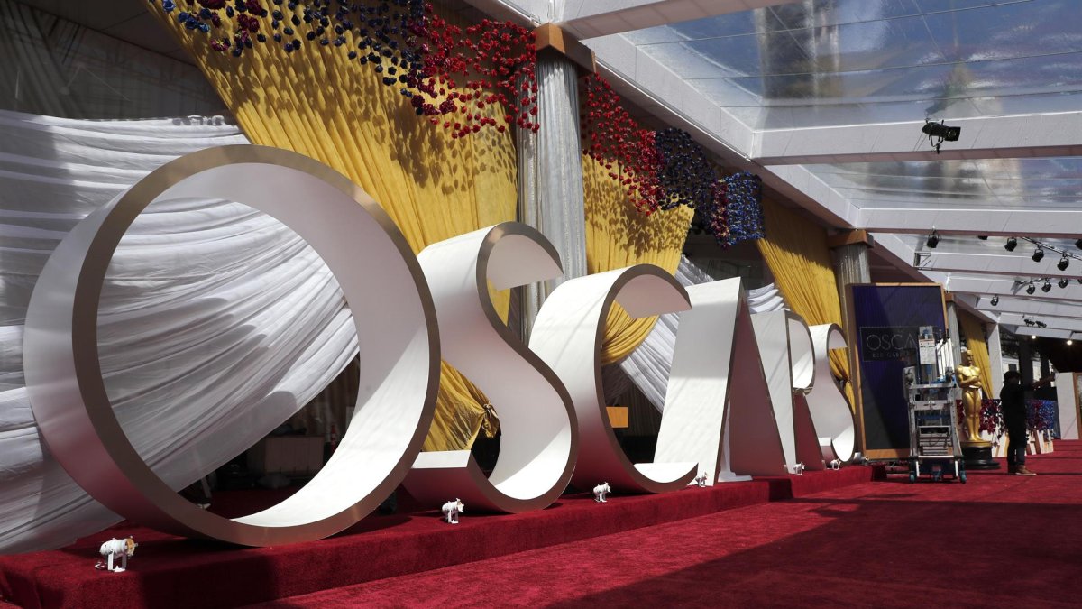 Vista de una reproducción a gran tamaño de una estatuilla de los Oscar en la alfombra roja mientras continúan los preparativos para la 94ª ceremonia anual de los Premios de la Academia en el Dolby Theatre Dolby Theatre en Hollywood, los Ángeles, California, EE.UU, el 27 de marzo de 2022.