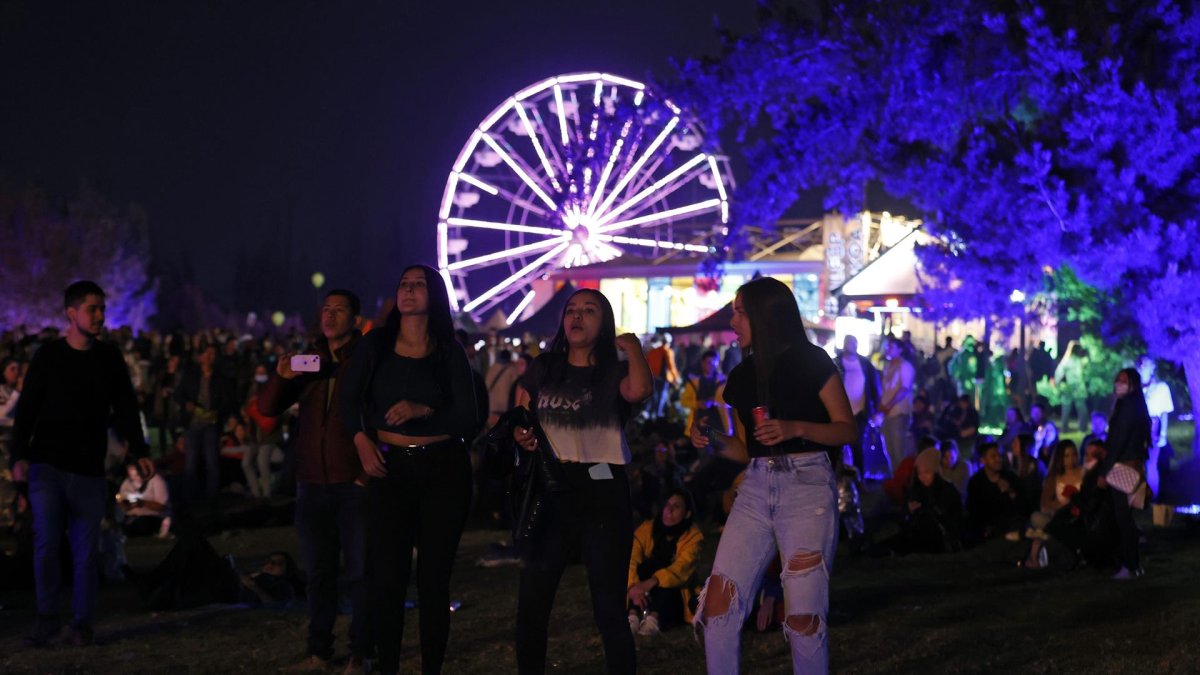 Fotografía de asistentes al concierto del cantante Crudo Means Raw durante su presentación en Estéreo Picnic en Briceño (Colombia).