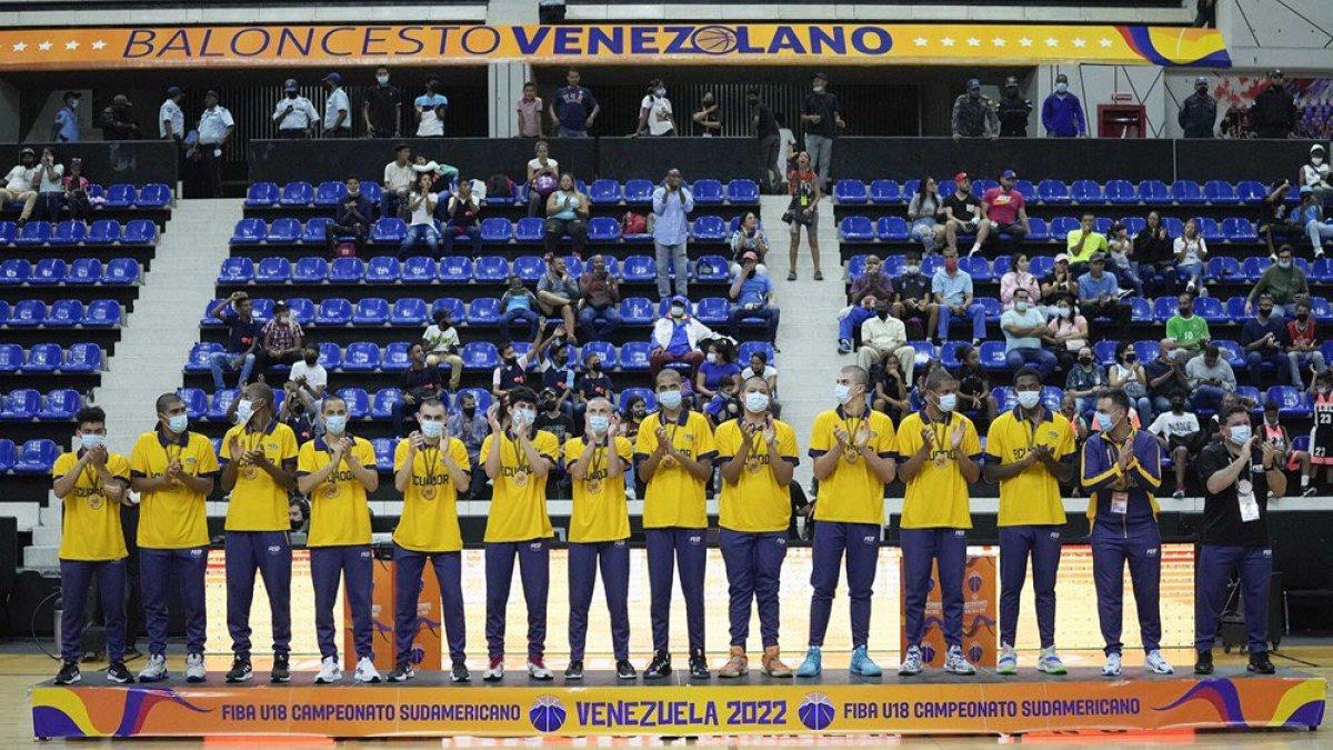 El equipo tricolor tras recibir la medalla de bronce del campeonato.
