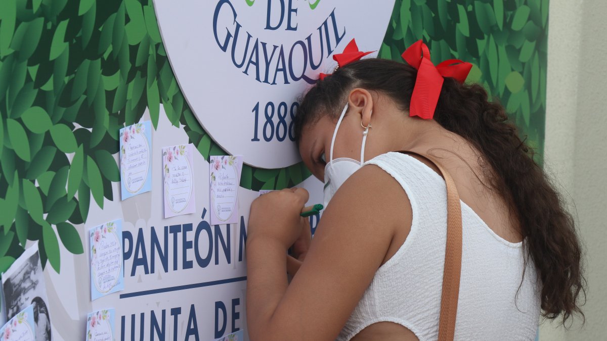 Jornada. Ya sea con mensajes o con globos al cielo, diferentes personas recordaron ayer a sus parientes.