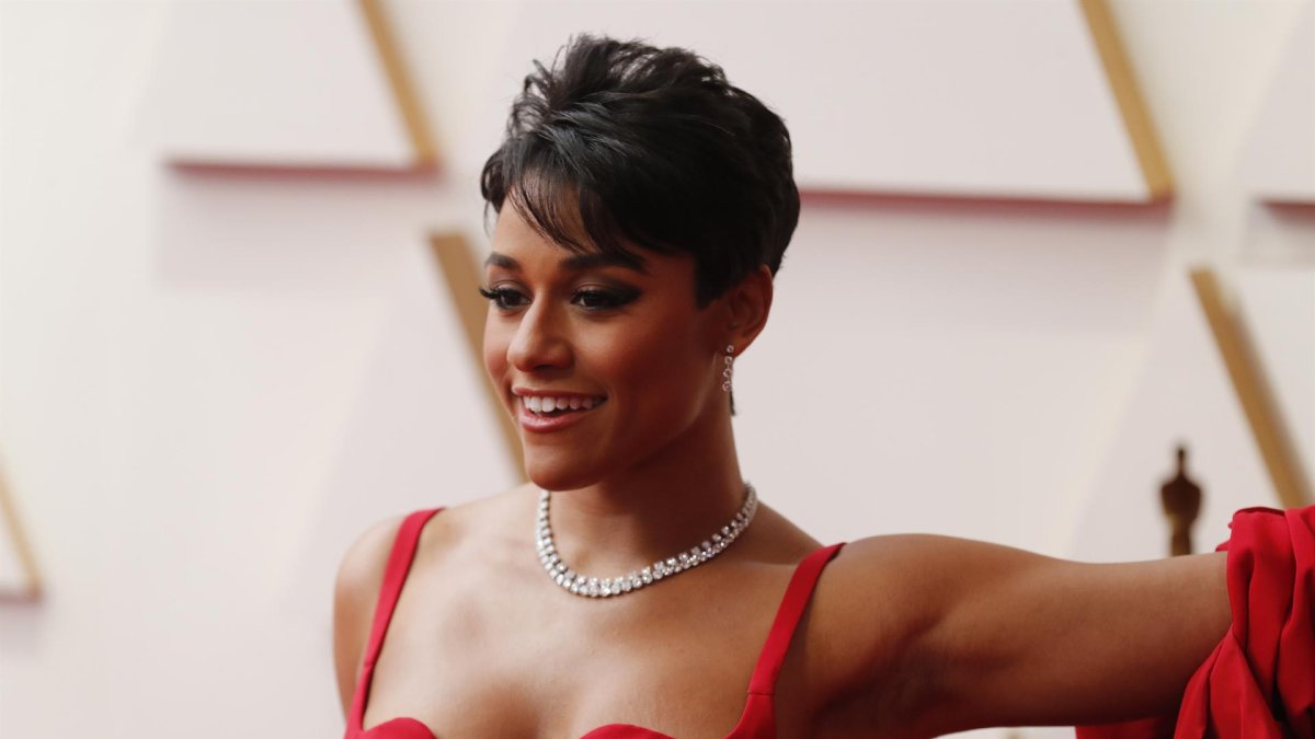 Ariana DeBose fue registrada este domingo a su llegada a la alfombra roja de los Premios Óscar, en el Teatro Dolby, en Los Ángeles (California, EE.UU.).