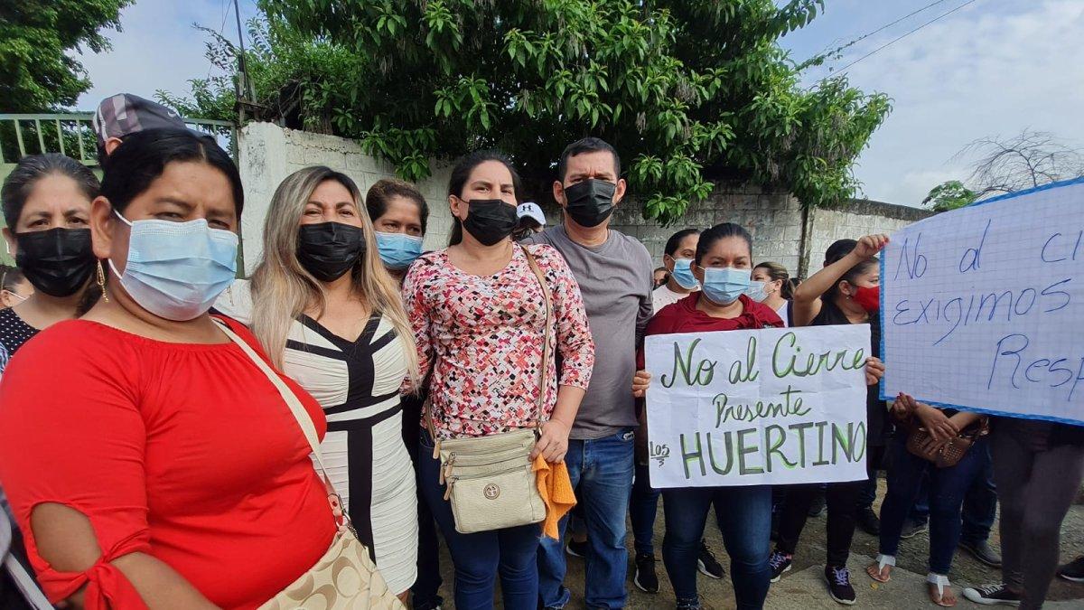 Los padres indicaron que el viernes pasado fueron notificados de que el colegio iba a cerrar, porque la universidad necesita las instalaciones para varios proyectos en mente.